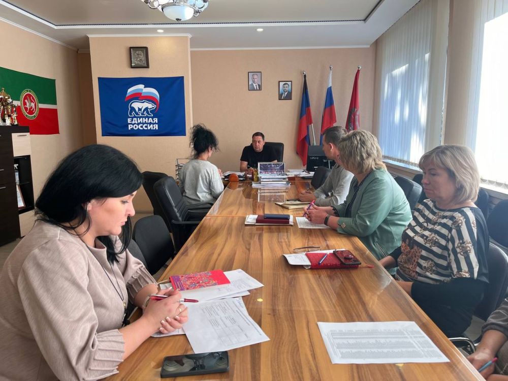 Сегодня, 11 октября , глава муниципального образования Волновахский муниципальный округ ДНР, Константин Зинченко провел прием граждан совместно с представителями профильных управлений и отделов администрации Волновахского муниципального округа