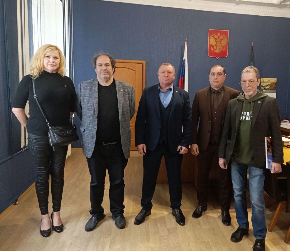 Сергей Ермаков: 14 октября в администрации Снежного состоялся круглый стол с сотрудниками «Литературной газеты»