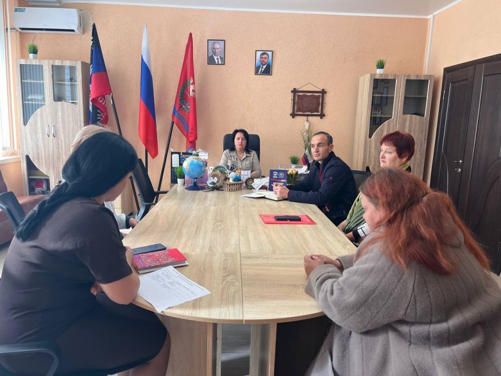 Сегодня, 16 октября, заместитель главы администрации Волновахского муниципального округа по социальным вопросам Снисаренко Елена Сергеевна провела прием граждан