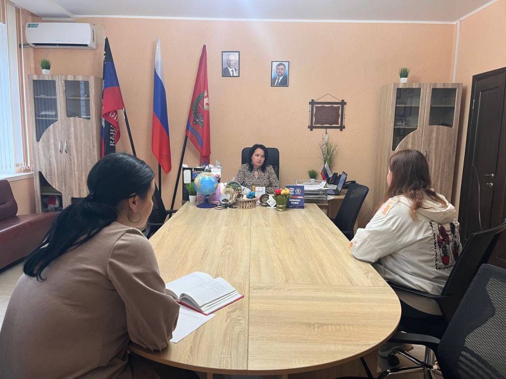 Сегодня, 17 октября, заместитель главы администрации Волновахского муниципального округа по социальным вопросам Снисаренко Елена Сергеевна провела прием граждан