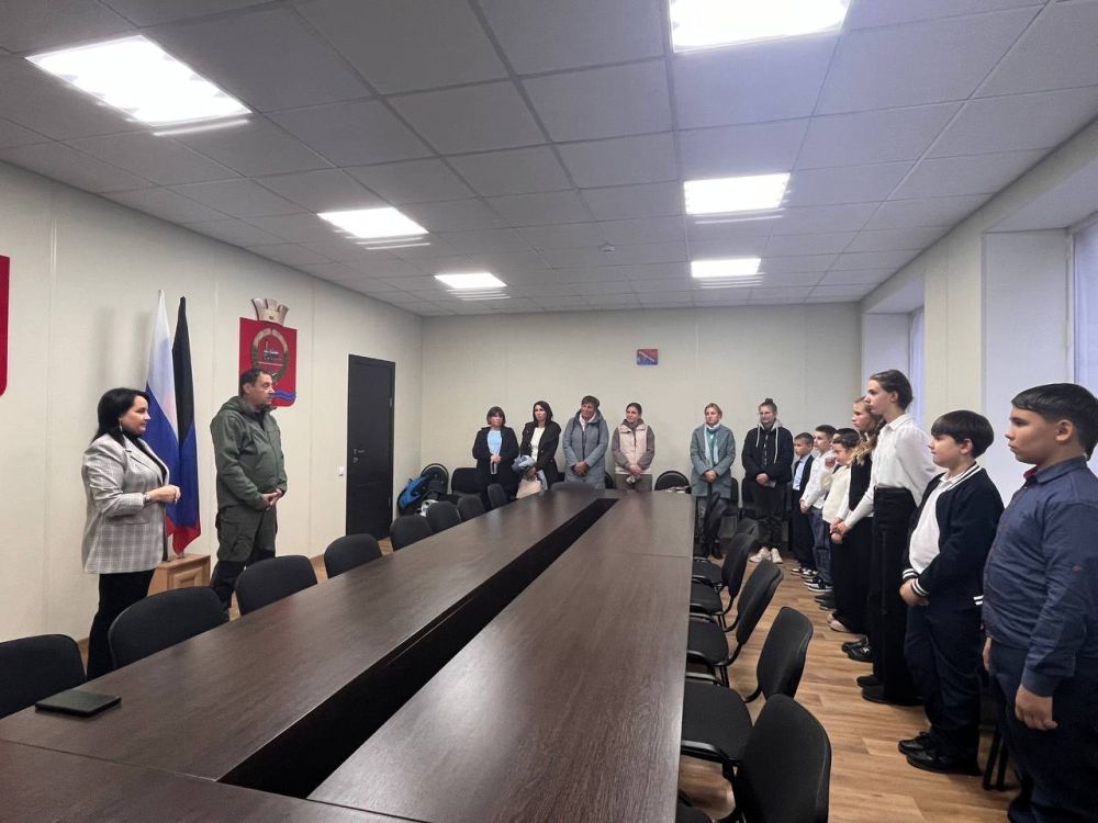 Константин Зинченко: Совместно с заместителем главы администрации Волновахского МО Еленой Снисаренко вручил грамоты юным художникам нашего муниципального округа, которые участвовали в разработке оформления фирменного стиля Летнего парка Волновахи