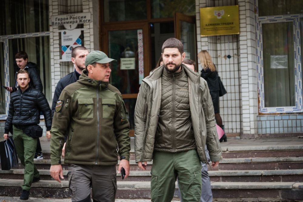 Константин Зинченко: Совместно с председателем Волновахского муниципального совета Таймуразом Арсоевым встретили сенатора России от ДНР Александра Волошина, который прибыл в наш муниципальный округ с рабочим визитом