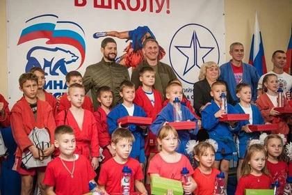 В школе Шахтерска открыли спортивный зал по самбо