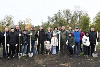 В Макеевке ДНР высадили 22 саженца деревьев ко Дню отца