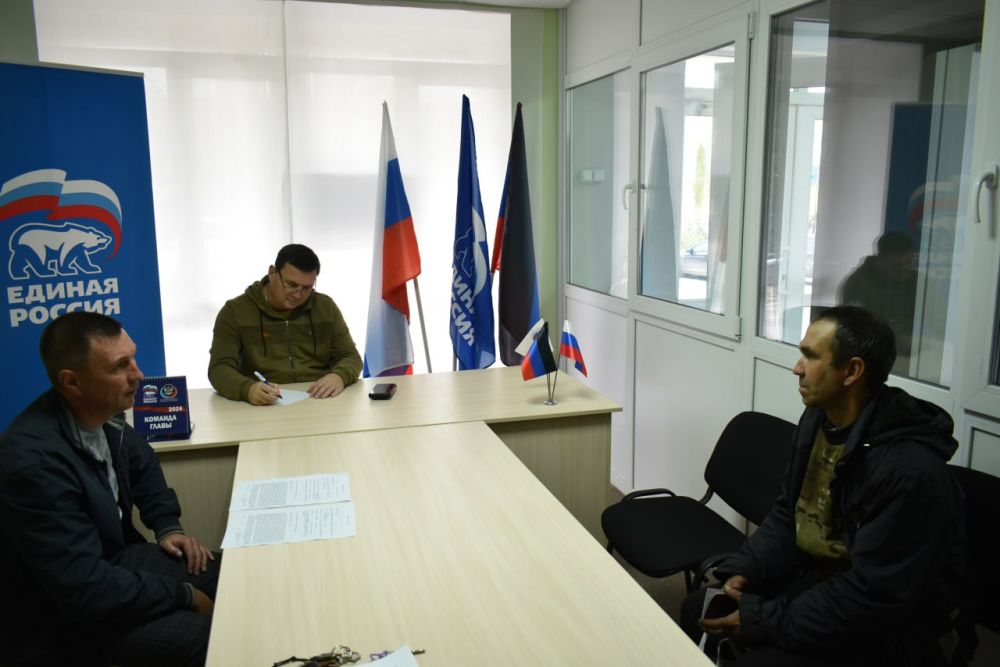 Секретарь МО Игорь Лызов провел личный приём граждан в общественной приёмной партии «Единая Россия» Амвросиевского округа