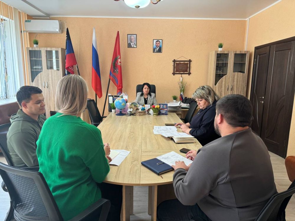 Врио главы муниципального образования Волновахский МО Елена Снисаренко совместно с представителями профильных управлений и отделов администрации Волновахского муниципального округа обсудили работу молодежных движений