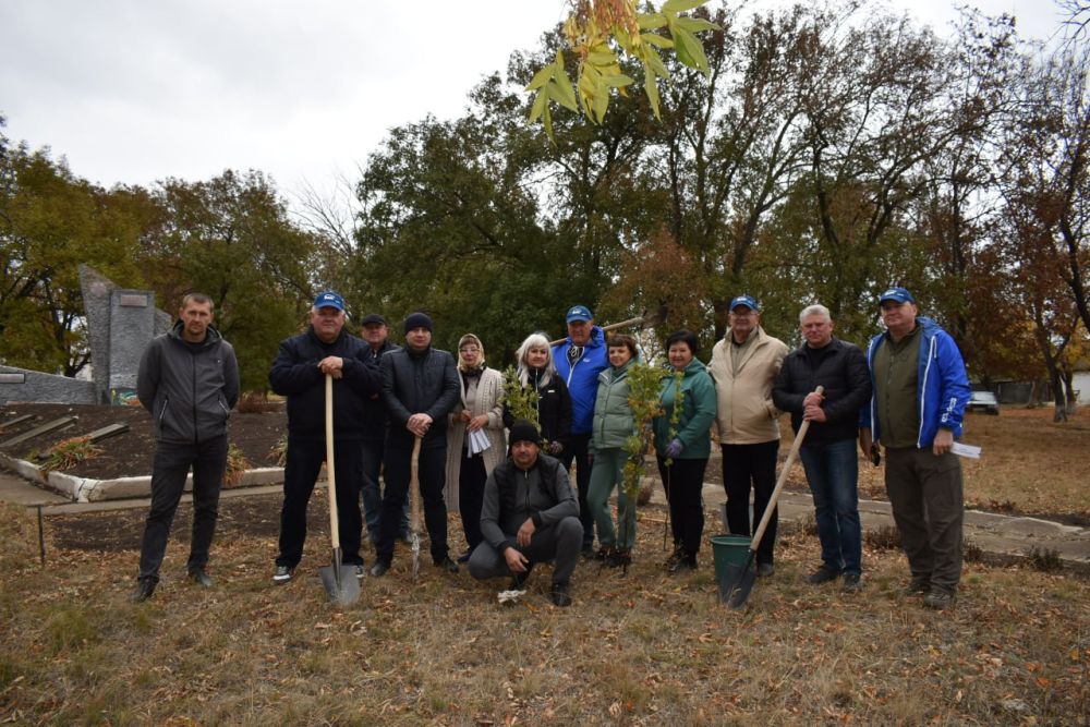 Игорь Лызов: В с. Василевка возле памятника воинам ВОВ высажены 23 саженца рябины, еще 7 деревьев активисты партии посадят в с. Мокрый Еланчик