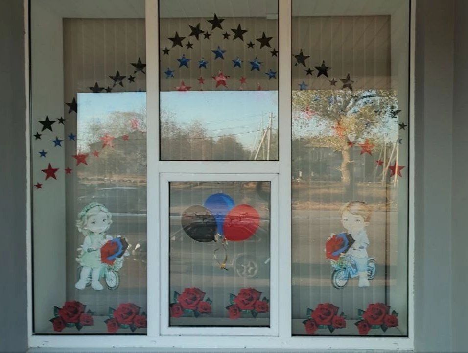 Сегодня жители города Моспино в честь Дня Государственного Флага Донецкой Народной Республики украсили окна своих домов и учреждений символикой, рисунками и флагами Донецкой Народной Республики!
