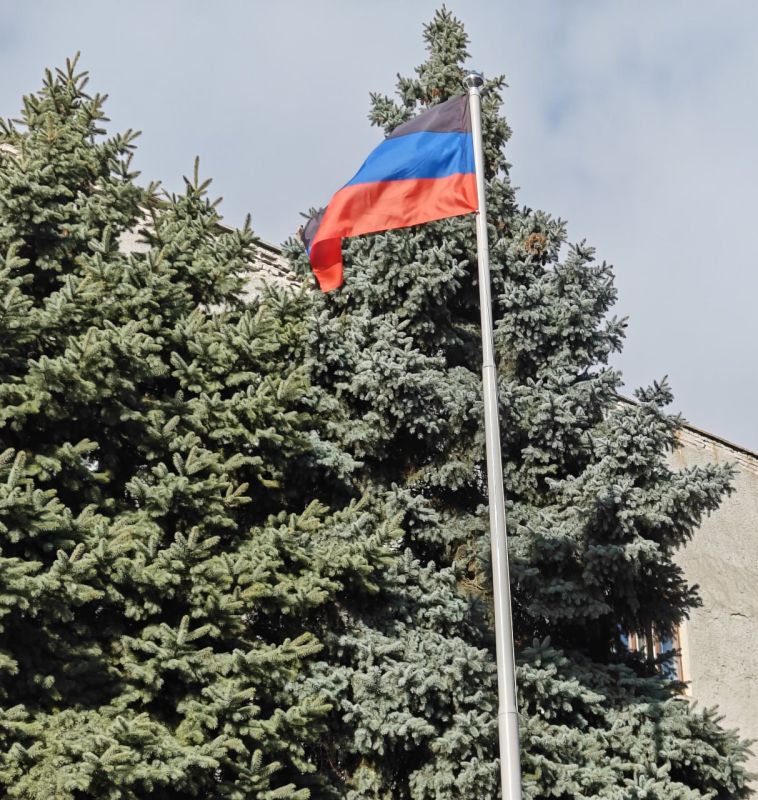 В Снежном прошло мероприятие «Флаг – символ Родины, гордость ее и честь!»