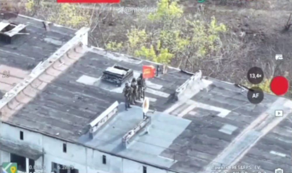 Российские войска прорвали оборону украинских войск и водрузили флаг России на одно из зданий в городе Горняк в ДНР