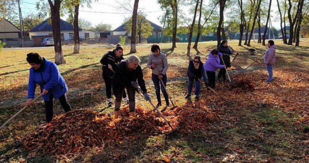 В Моспино сотрудники коммунальных предприятий, учреждений и организаций приняли активное участие в общегородском субботнике