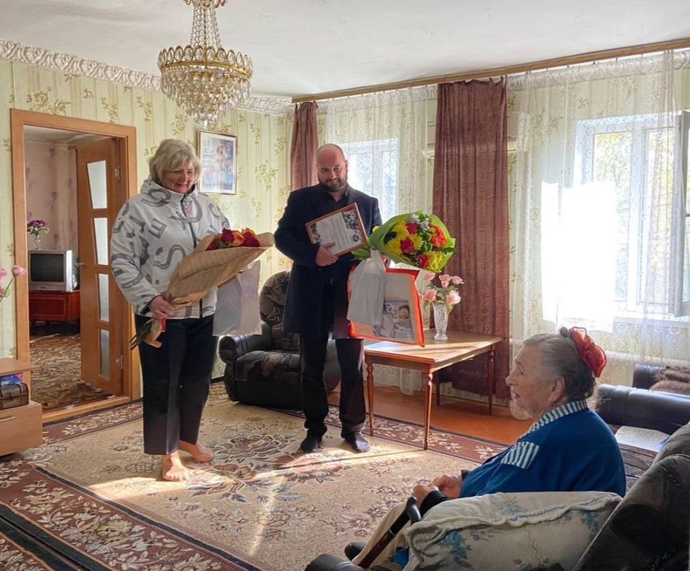 В Макеевке поздравили ветерана ВОв с именинами