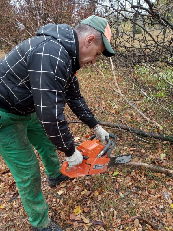 Силами коммунальных предприятий были проделаны работы по наведению чистоты и порядка на территории г. Моспино: