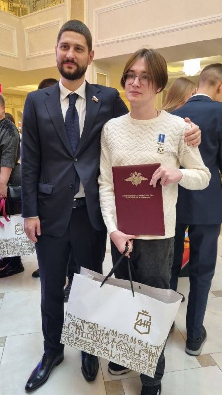 Александр Волошин: По окончанию церемонии награждения встретился с ребятами и их родителями, еще раз поздравил и вручил памятные подарки