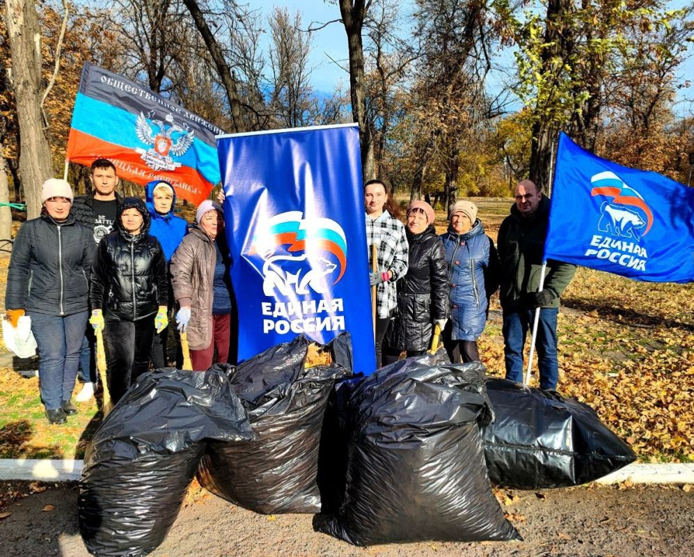 В городе Моспино прошел общегородской субботник, на который собрались жители, трудовые коллективы и организации, чтобы вместе привести в порядок городские пространства