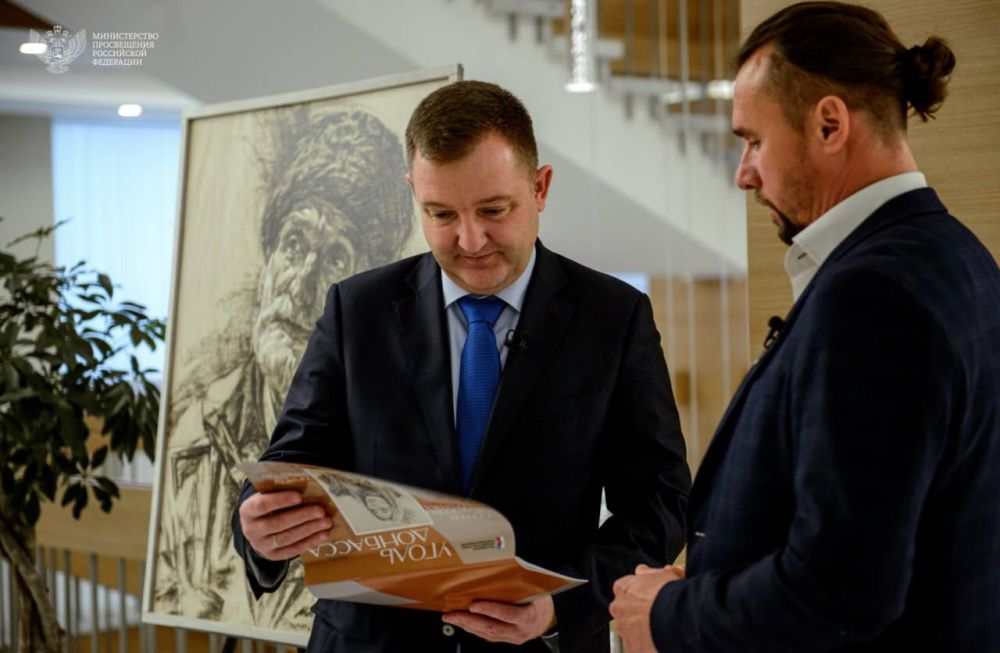 В Минпросвещения открылась выставка «Уголь Донбасса» художника Сергея Марченко