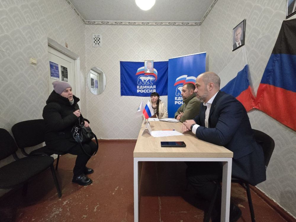 Сегодня, в общественной приемной Всероссийской политической партии «Единая Россия» в городе Светлодарск глава муниципального образования городского округа Дебальцево, секретарь МО ВПП «Единая Россия» Сергей Желновач провел прием граждан