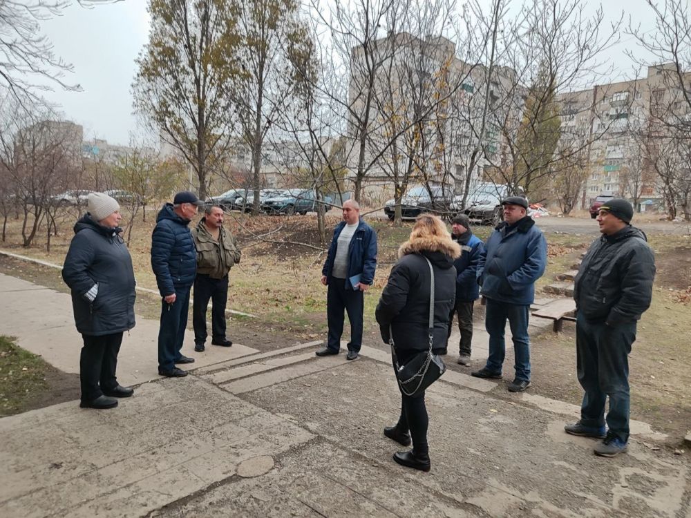 Сегодня, 14 ноября, заместитель главы администрации городского округа Торез Александр Ставицкий провел встречу с населением по адресу: микрорайон 3, дом 17