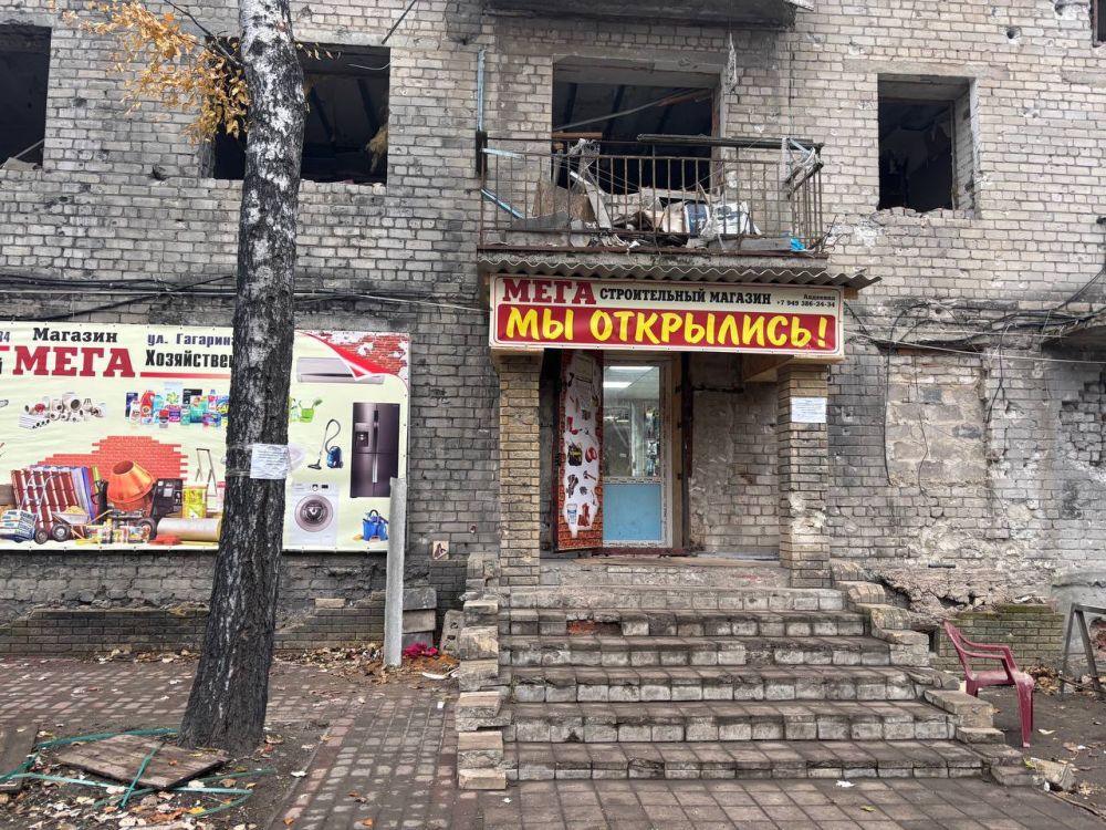 «Мы открылись!». Фото, которое заменяет любую статью. Открытие строительного магазина в Авдеевке. После 10 лет ада...