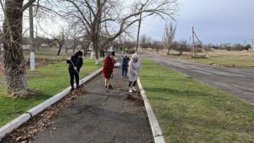 Работники Домов культуры убирают территории в рамках субботника