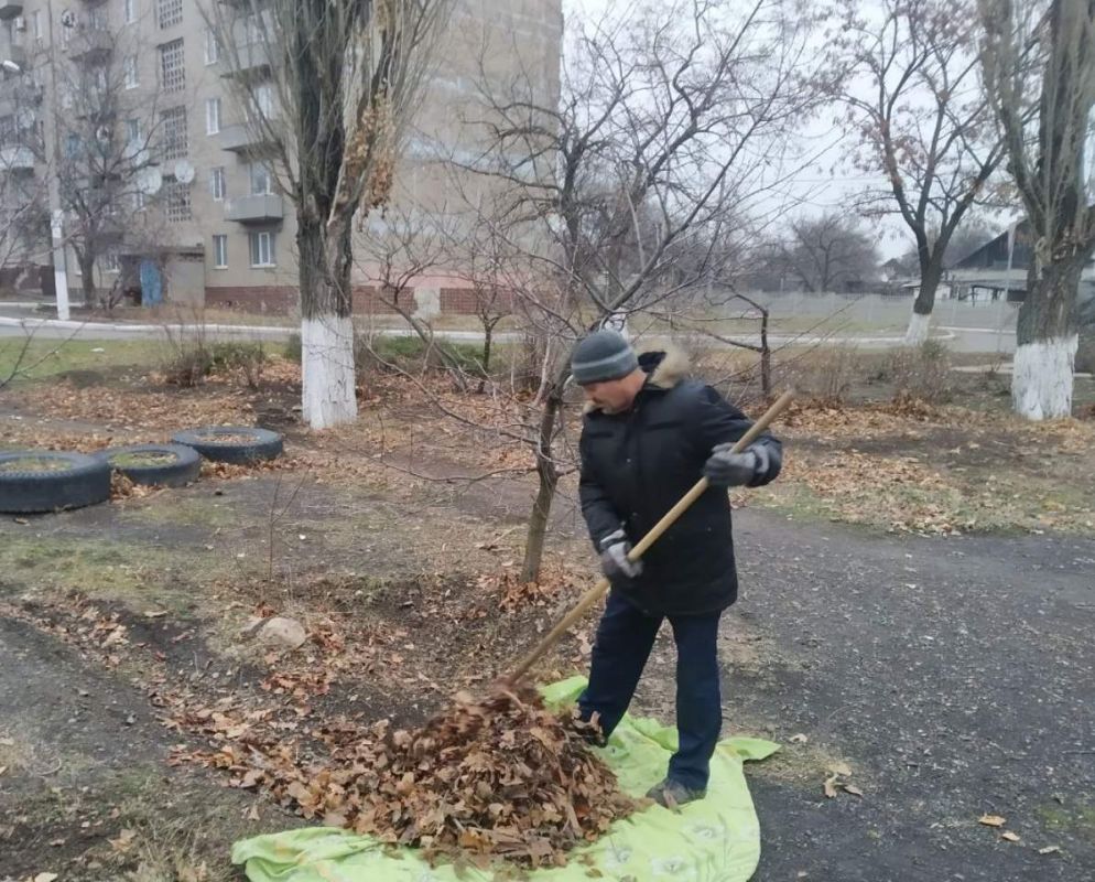 Силами коммунальных предприятий были проделаны работы по наведению чистоты и порядка на территории г. Моспино: