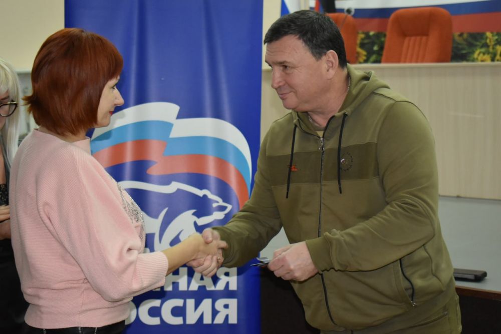 Секретарь МО Игорь Лызов вручил работникам Амвросиевской теплосети партийные билеты