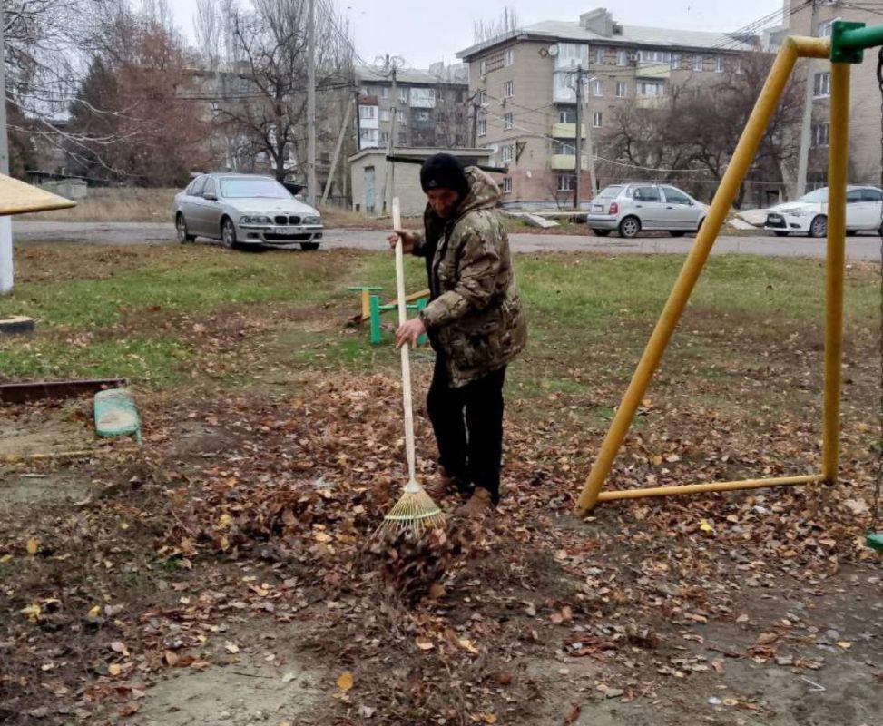 Силами коммунальных предприятий были проделаны работы по наведению чистоты и порядка на территории г. Моспино: