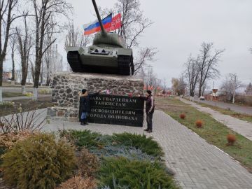 3 декабря 2024 г.сотрудники МБУДО "Волновахская ШИ" АВР ко Дню воинской славы почтили память и возложили цветы к памятникам гвардейцам-танкистам, освободителям города Волноваха и воинам-интернационалистам, павших в...
