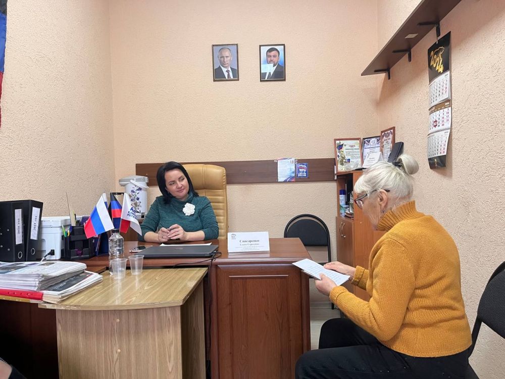 Сегодня, 04 декабря , заместитель главы администрации Волновахского муниципального округа по социальным вопросам Снисаренко Елена Сергеевна провела прием граждан в Волновахском отделении общественной приемной Единой России...