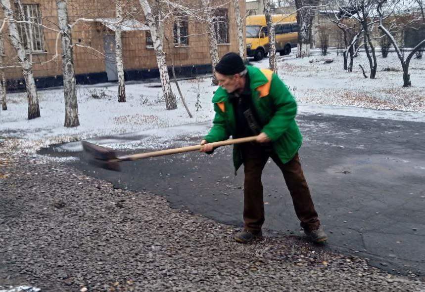 Силами коммунальных предприятий были проделаны работы по наведению чистоты и порядка на территории г. Моспино: