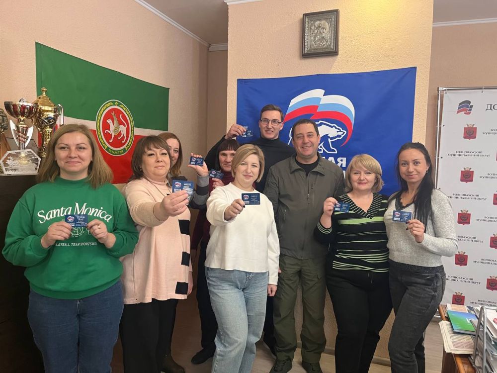 Константин Зинченко: Вручил партийные билеты членам Волновахского местного отделения Партии "Единая Россия"