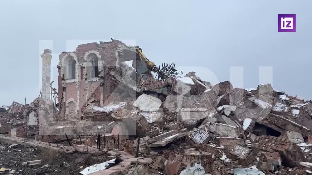 "Остались только груды кирпича": корреспондент "Известий" Евгений Быковский показал кадры разрушенной боевиками ВСУ церкви