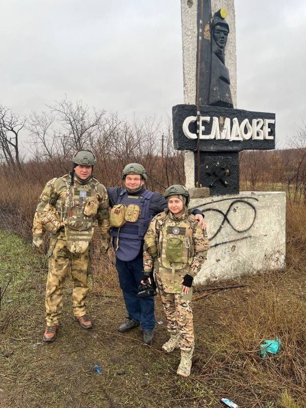 Член Общественной палаты ДНР Сергей Самохин и активисты Народного Фронта доставили в Селидово партию гуманитарной помощи мирным гражданам