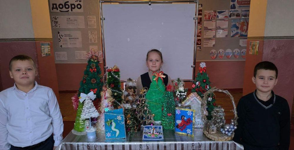 Выставка "Эко-Ёлочка" в ГБОУ "Школа №153 г.о