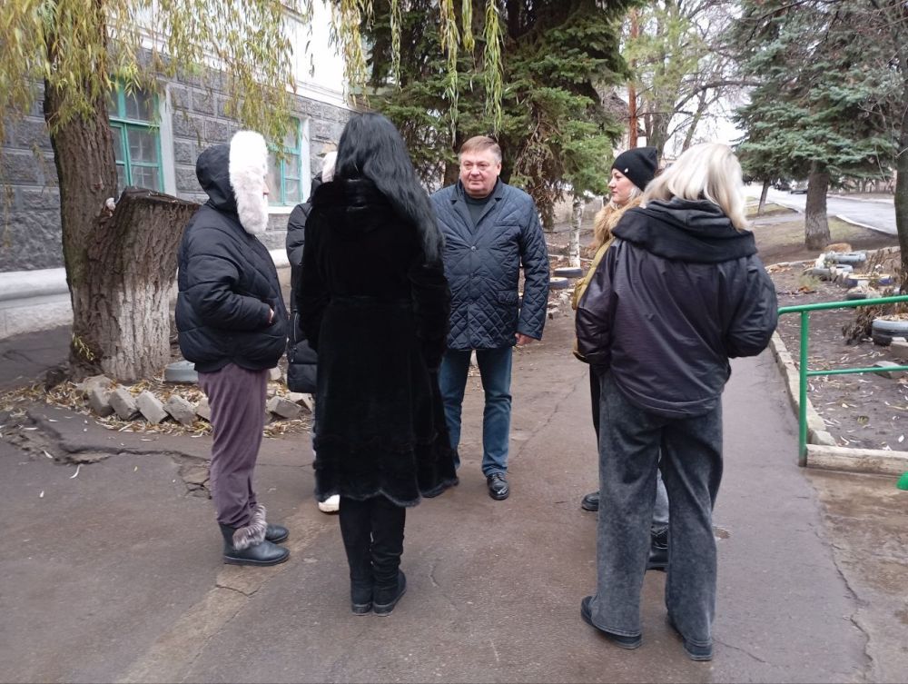 Встречи с населением. 12 декабря, согласно утверждённому графику, заместитель главы администрации муниципального образования городского округа Енакиево Витрук Игорь Васильевич провёл выездные встречи с населением на...