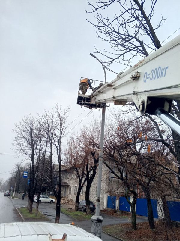 Сергей Ермаков: В рамках поручения Главы Республики Дениса Пушилина и запланированных работ предприятием МУП Снежное «Горсвет» произведена частичная замена и ремонт светильников по ул. Ленина и ул. Гагарина