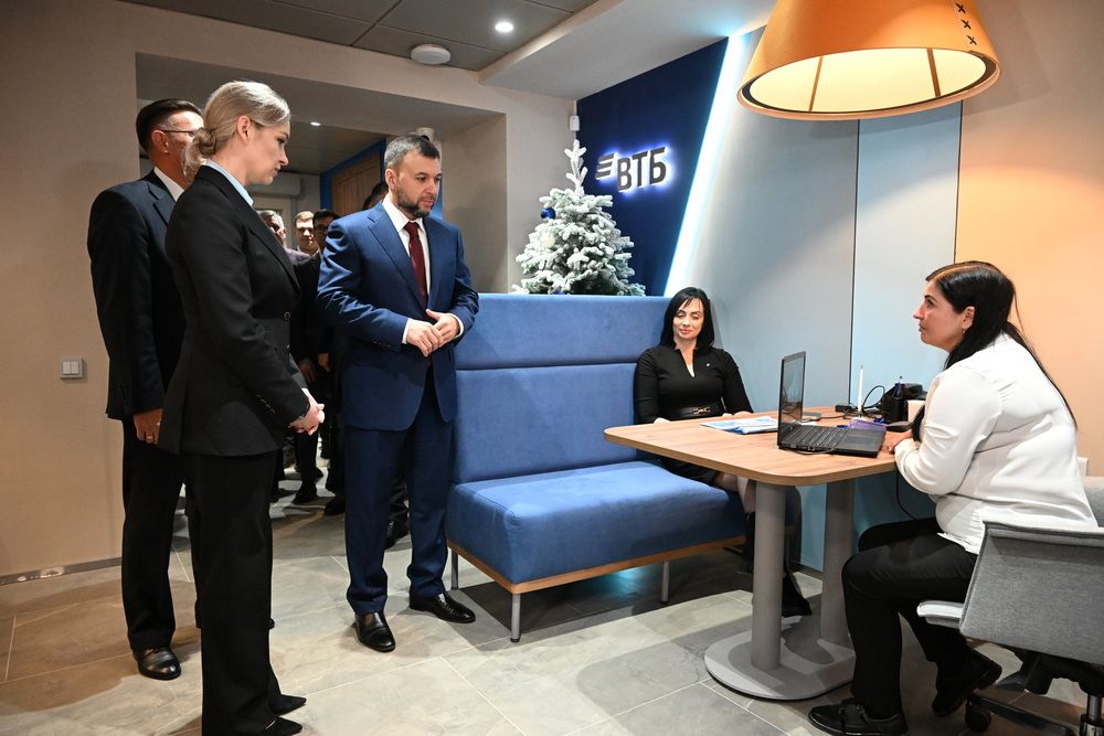 Жители региона могут воспользоваться всем пакетом услуг крупнейших банков России: Денис Пушилин и Виктор Шип открыли первый офис ВТБ в Донецке