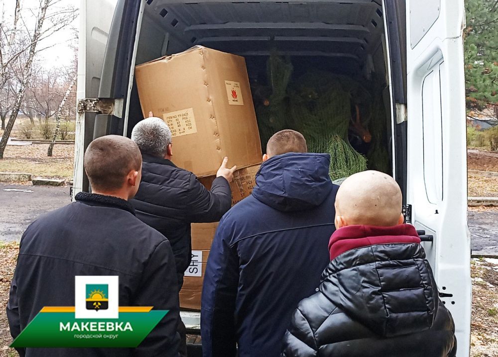 Представители Народного Совета ДНР и ростовского филиала спортклуба ЦСКА подарили жителям Макеевки 30 живых елей к Новому году