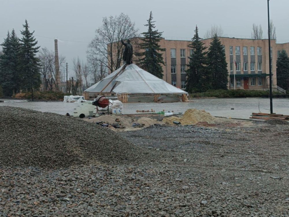 Игорь Лызов: Главную площадь Амвросиевки украсили часы-указатель до Благовещенска