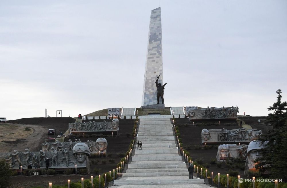 Делегация из африканских стран возложила цветы у Саур-Могилы