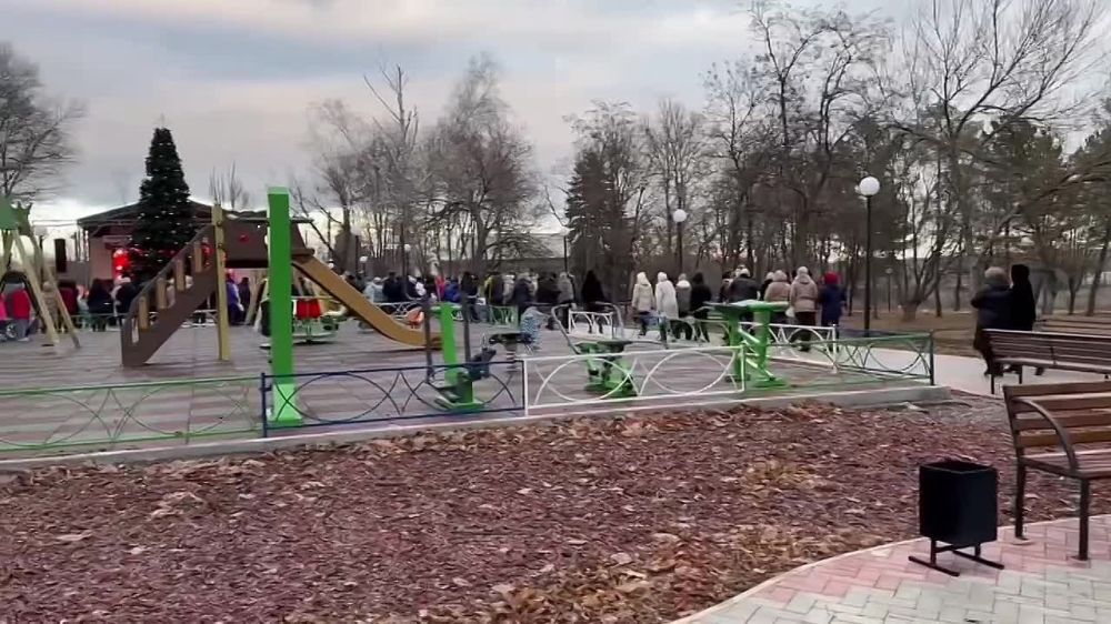 В пгт Володарское прошло праздничное открытие обновленного Центрального парка