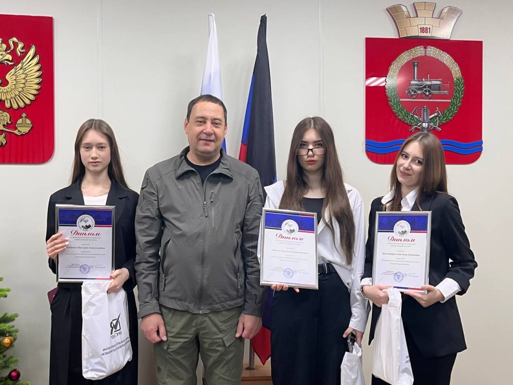 Константин Зинченко: Передал ученицам Волновахской школы №5 дипломы победителей интеллектуальных игр «Избирательный марафон» и памятные сувениры