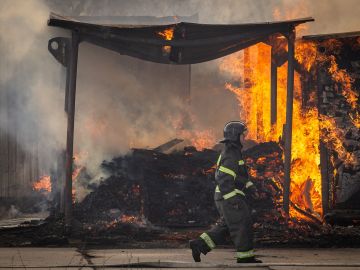 В Москве вспыхнул мощный пожар, заблокированы люди