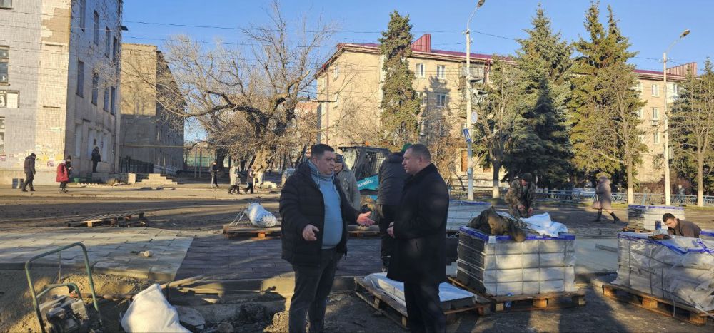 Глава Снежного проконтролировал роботы по благоустройству