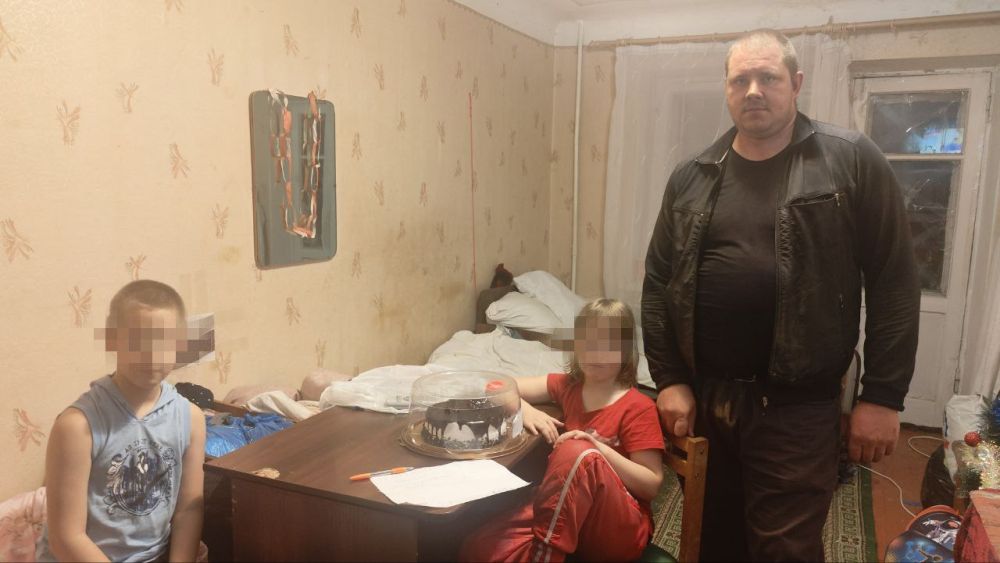 Марина Ахмедова: Виктор с детьми из поселка Желанное