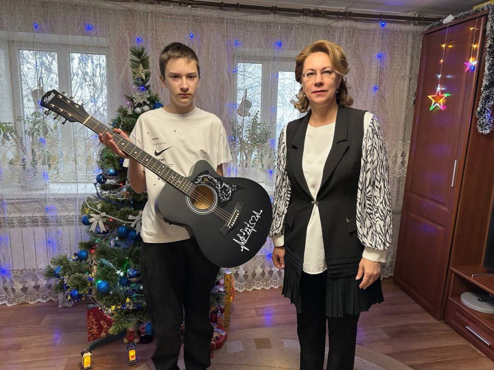 Лариса Толстыкина: Все ближе Новый год. И благодаря всероссийской акции «Елка желаний» эти дни наполнены волшебством для детей.  