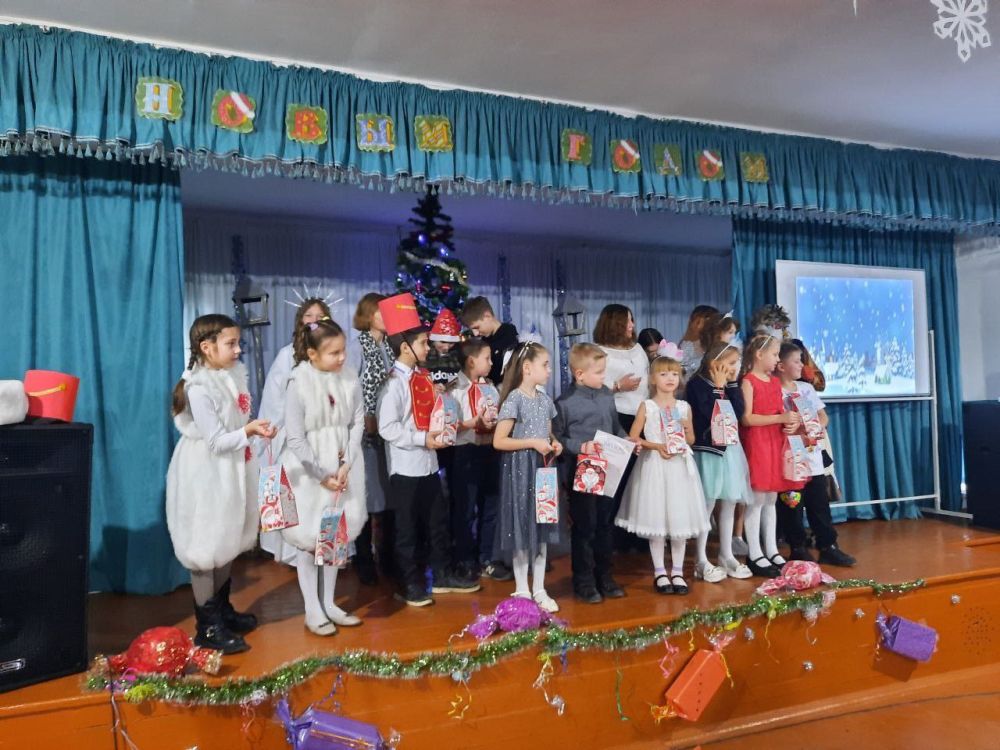 Мирненский ДК. Сотрудники ДК поздравили участников художественной самодеятельности с наступающим Новым годом и вручили сладкие подарки на школьном утреннике