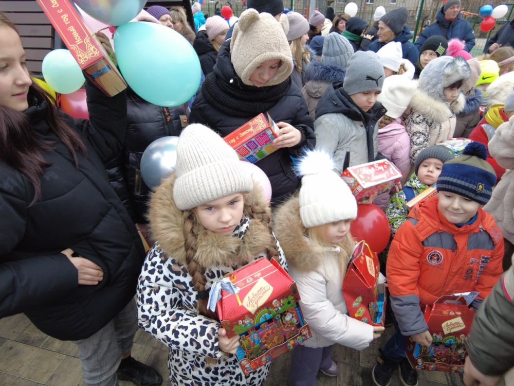 Глава округа Игорь Лызов, представители администрации округа и волонтеры передали всем участникам открытия нового спортивно-игрового комплекса сладкие подарки от ЕАО