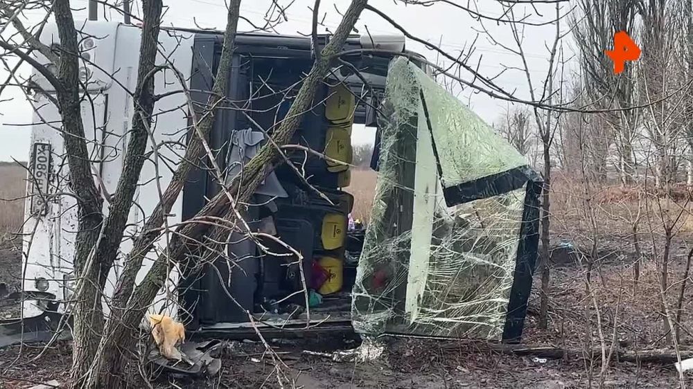 Автобус с тремя погибшими опрокинулся перед самым въездом в Иловайск на крутом повороте, об этом рассказал корреспондент "Известий" Евгений Быковский