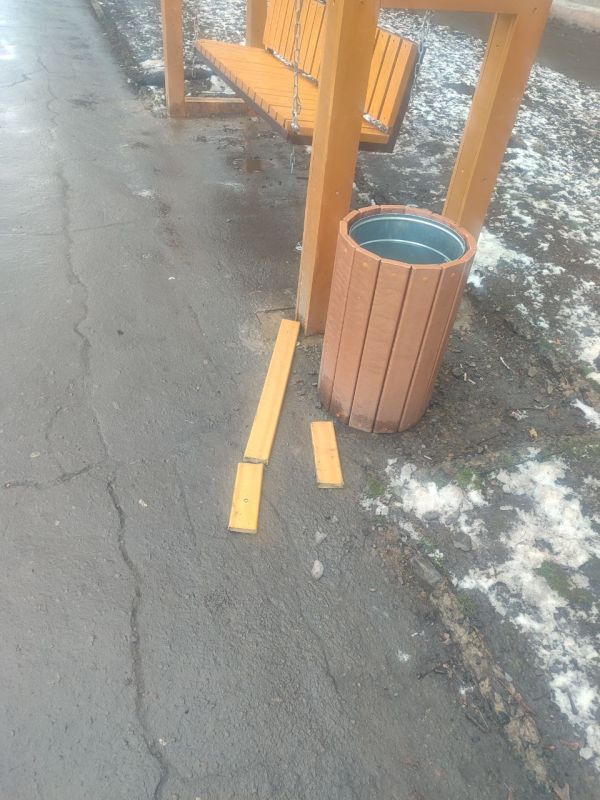 Сергей Ермаков: 19 января в Снежном случился акт вандализма: была испорчена одна из установленных менее месяца назад на ул. Гагарина лавочек